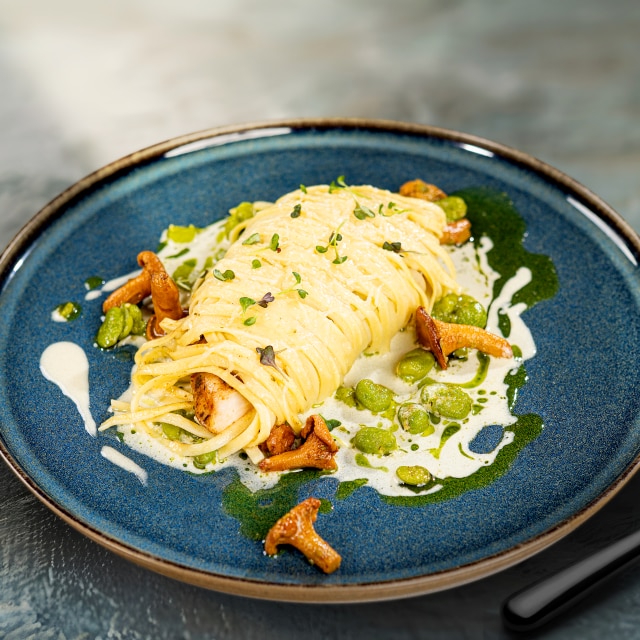 Filet z kurczaka/ makaron Fettuccine/ sos śmietanowy/ kurki/ bób